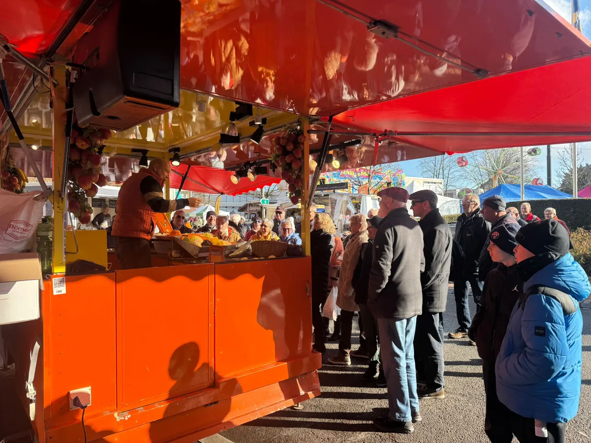 Ein Marktfahrer präsentiert seine Geräte.